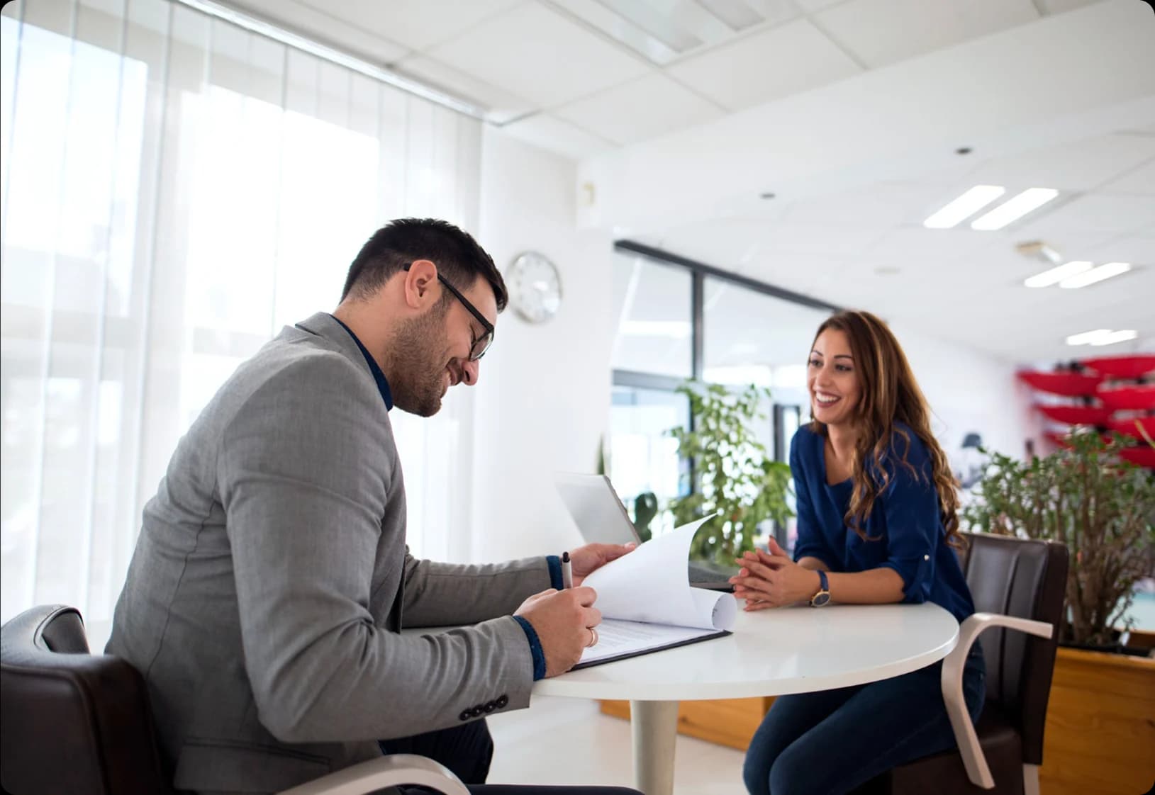 Recruiter interviewing a candidate in a bright office
